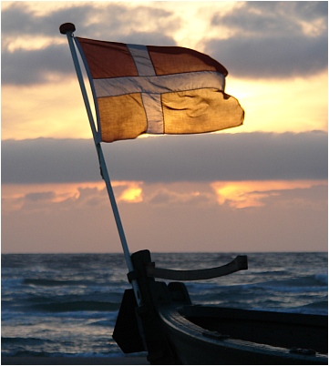 D&auml;nische Flagge am Boot zur Mittsommernacht in Tversted